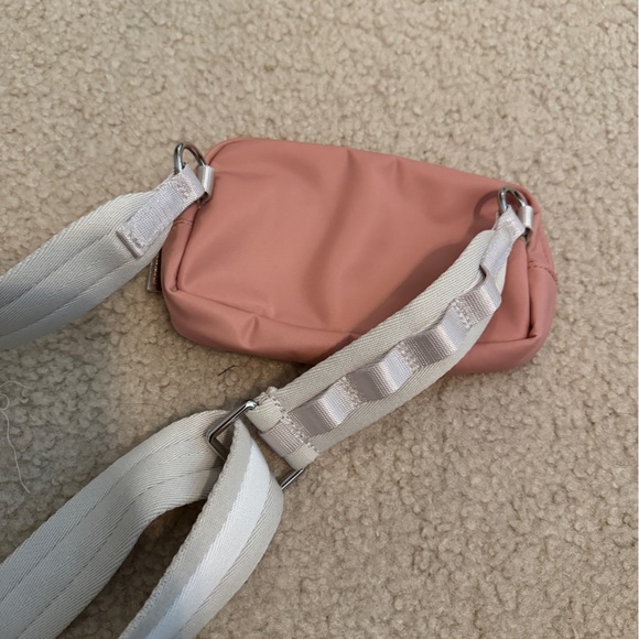Lululemon Everywhere Crossbody Bag Pink Pastel / White Opal - Picture 5 of 6